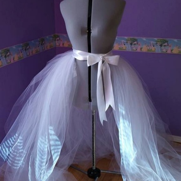 5 Foot Long Detachable Wedding Train - Picture 3 of 6